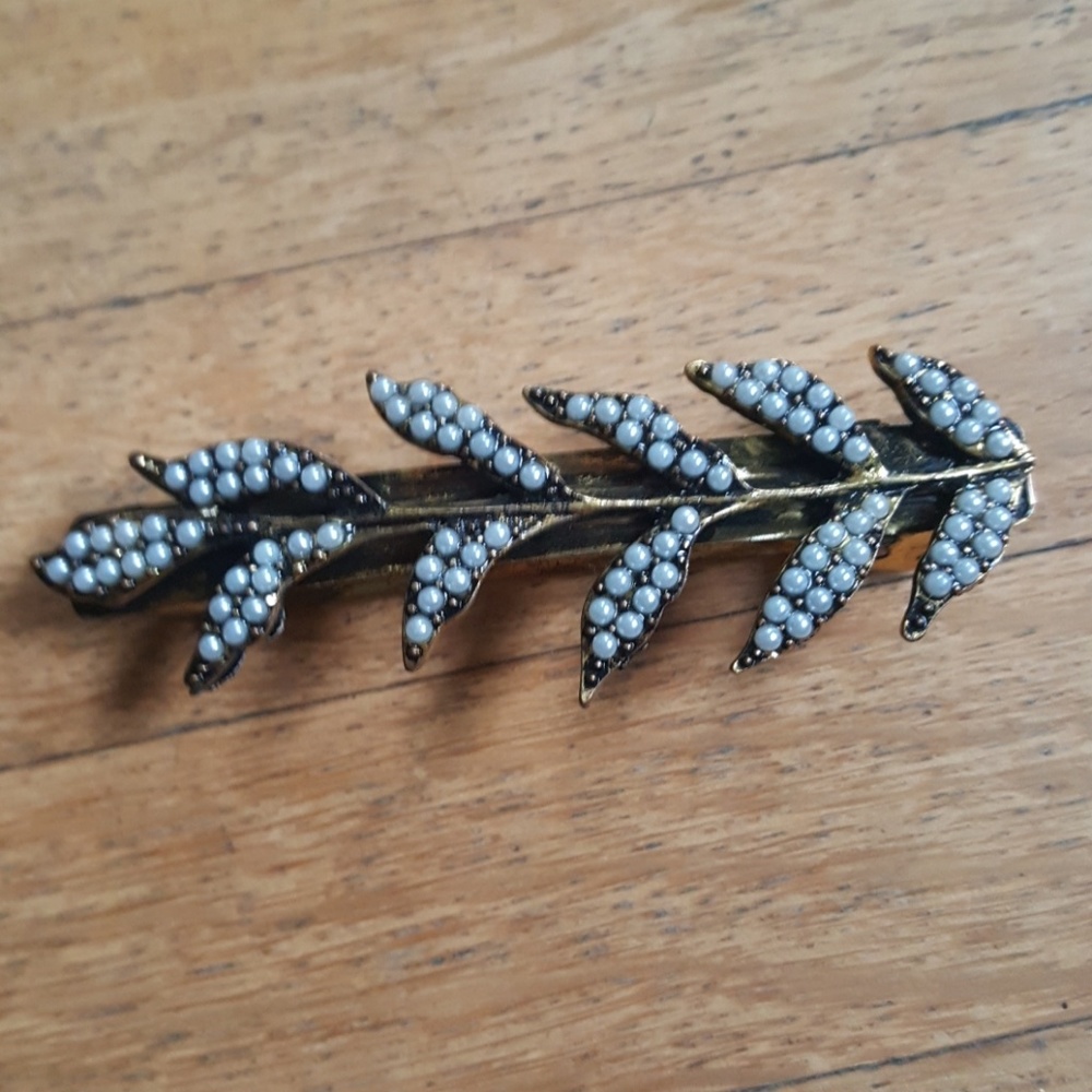 Anthropologie  leaf barette